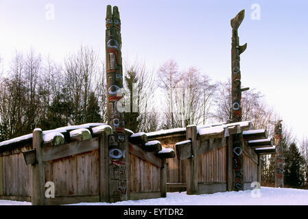 Haida Totem & Plank alloggia presso il Museo di Antropologia, University of British Columbia (UBC), Vancouver, BC, Canada, inverno Foto Stock