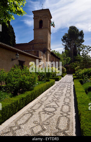 Intarsi in pietra giardino modellato la passerella di san francisco convento con campanile al palazzo dell'Alhambra di Granada Granada Spagna Foto Stock