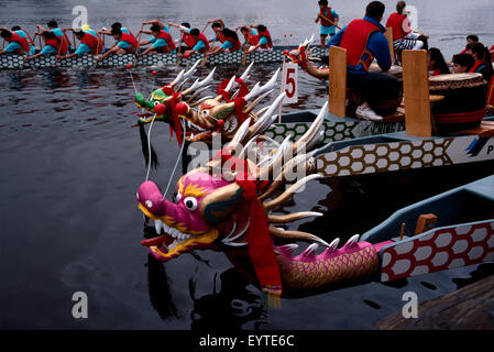 Gara di Dragon Boat in False Creek, ad Alcan Dragon Boat Festival, Vancouver, British Columbia, Canada Foto Stock