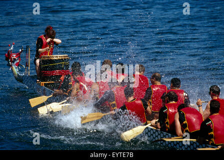 Gara di Dragon Boat in False Creek, ad Alcan Dragon Boat Festival, Vancouver, British Columbia, Canada - vincitore della vittoria di Splash Foto Stock