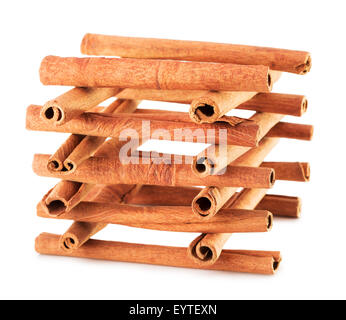 Bastoncini di cannella isolati su sfondo bianco. Foto Stock