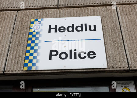 Bilingue e gallese inglese heddlu segno di polizia sul Galles del nord Stazione di polizia Foto Stock