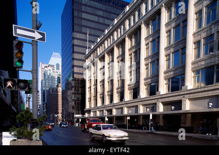 Vancouver, BC, British Columbia, Canada - Centro Città Scena di Hudson's Bay Company Store lungo la Georgia Street Foto Stock