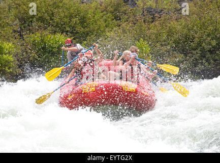 Whitewater rafters su Oregon del fiume Deschutes raffreddarsi rapidamente come navigare una classe cinque rapido vicino al resort città di piegare Foto Stock