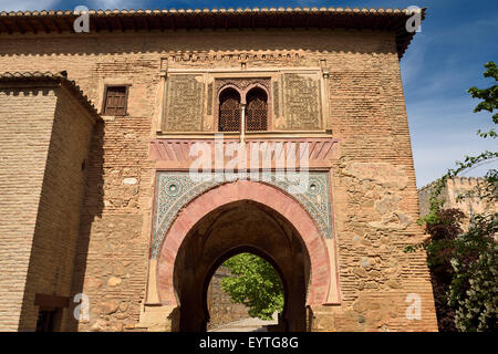 Il lato est del vino Gate con fortezza di Alcazar a Palazzo Alhambra Granada Spagna Foto Stock