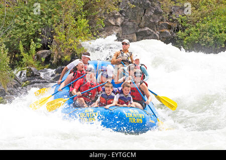 Famiglia il rafting sul fiume Deschutes, Oregon Foto Stock