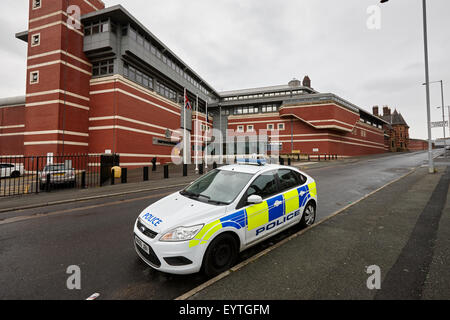 Macchina della polizia parcheggiata fuori dalla prigione di hmp Manchester Inghilterra Regno Unito hmp manchester Foto Stock