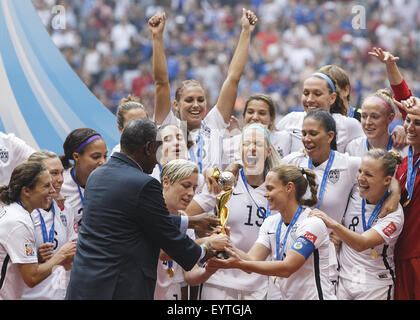 Vancouver, British Columbia, Canada. 5 Luglio, 2015. 5 luglio 2015 - Vancouver, British Columbia, Canada - Senior Vice Presidente Issa Hayatou dell Africa mani la World Cup di Abby Wambach (#20) e CHRISTIE RAMPONE (#3) degli Stati Uniti come si celebra dopo aver vinto la FIFA Coppa del Mondo Donne Canada 2015 5-2 contro il Giappone alla BC Place Stadium. © Andrew mento/ZUMA filo/ZUMAPRESS.com/Alamy Live News Foto Stock