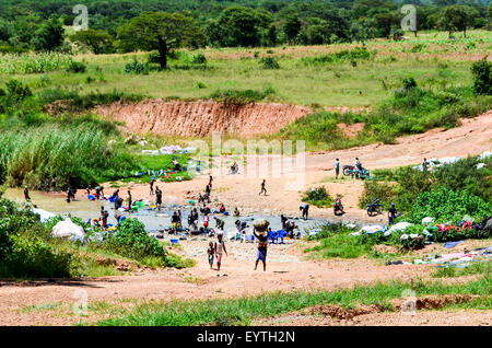 Servizio lavanderia presso il fiume in Angola Foto Stock