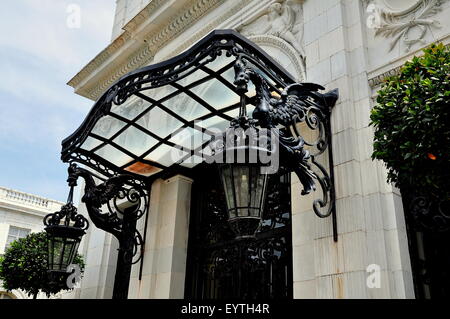 Newport, Rhode Island: Double dragons tenere grandi lanterne di fianco alla porta di ingresso a 1898-1902 Rosecliff mansion Foto Stock