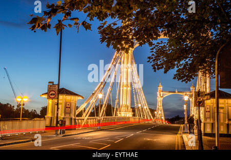 Albert Bridge da Battersea Park di notte London REGNO UNITO Foto Stock