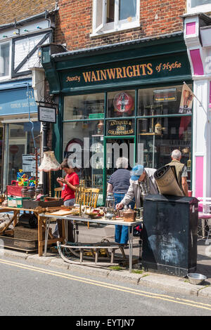 Antiquariato e collezionismo BricaBrac spazzatura negozio High Street Hythe Kent REGNO UNITO Foto Stock