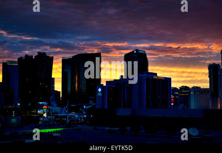 Las Vegas skyline al tramonto con il cielo drammatico Foto Stock