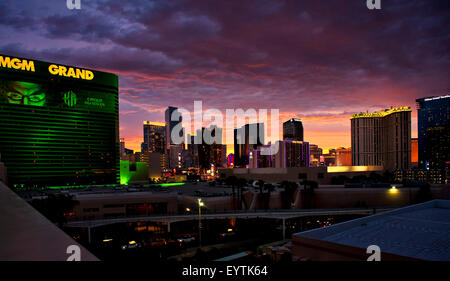 Las Vegas Nevada Skyline al crepuscolo con MGM Grand Hotel and Casino in primo piano con vibrante drammatica del cielo. Foto Stock