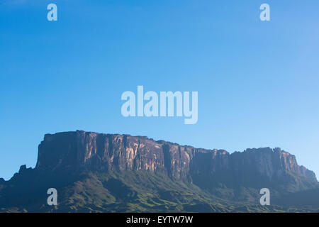 Il monte Roraima o Kukenan tepui nelle prime ore del mattino con cielo blu chiaro, Gran Sabana. Venezuela. Sud America 2015. Foto Stock