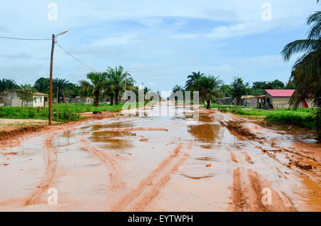 Strade allagate dopo la pioggia in Angola e la difficoltà di viaggiare Foto Stock