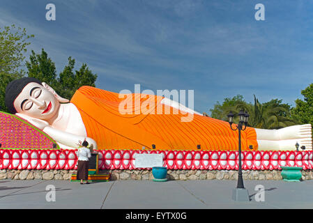 Nuovo anno celebrazione presso il cambogiano statue buddiste situato a Stockton, in California. Foto Stock