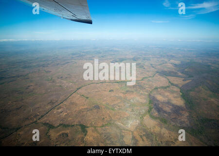 Vista aerea della terra e cielo blu sul modo di Ciudad Bolivar da piccolo aereo. Venezuela Foto Stock