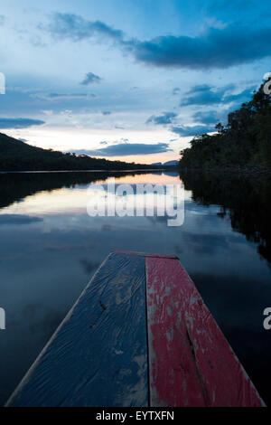 Tramonto nel Parco Nazionale di Canaima e riflessi nell'acqua del fiume Gauja. Lo stato di Bolivar, Venezuela 2015 Foto Stock