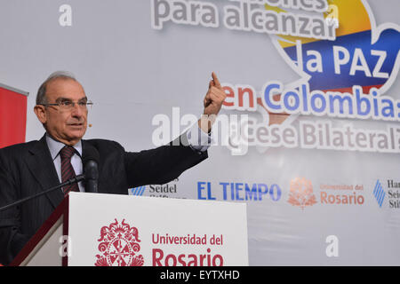 Bogotà, Colombia. Il 3° agosto 2015. Humberto de la Calle, capo della delegazione del governo colombiano nei colloqui di pace con le armate le forze rivoluzionarie della Colombia (FARC), offre un discorso durante il forum "contributi per raggiungere la pace in Colombia: bilaterale cessate?', che è trattenuto nell'Università di Rosario, a Bogotà, Colombia, il 3 agosto, 2015. Secondo la stampa locale, il governo della Colombia analizzerà l'applicazione di un accordo bilaterale e indefinite cessare con le FARC in novembre. © Garman Enciso/COLPRENSA/Xinhua/Alamy Live News Foto Stock