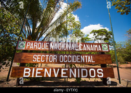 Multi-destinazione cartello in legno frecce nel Parco Nazionale di Canaima, Venezuela 2015 Foto Stock