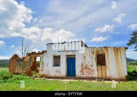 Rovine di un centro di salute (postero fare saúde) nelle aree rurali Angola Foto Stock