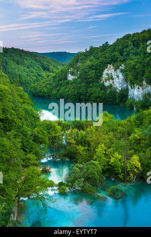 Il Parco Nazionale dei Laghi di Plitvice è uno dei più antichi parchi nazionali in Europa sud-orientale e il parco nazionale più grande in Croazia. Foto Stock