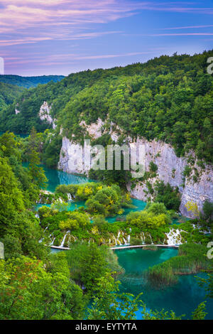 Il Parco Nazionale dei Laghi di Plitvice è uno dei più antichi parchi nazionali in Europa sud-orientale e il parco nazionale più grande in Croazia. Foto Stock