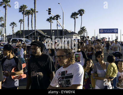 Huntington Beach, CA, Stati Uniti d'America. 1 agosto, 2015. Agosto 1, 2015 - Huntington Beach, California, Stati Uniti - Una mandria di persone attraversano Pacific Coast Highway, rendendo il loro modo di qualunque sia la prossima dopo i furgoni US Open di surf. La copertura della cultura che è attratta verso il 2015 furgoni US Open di surf. Immagine di credito: Sean DuFrene/ZUMAPRESS.com © Sean Dufrene/ZUMA filo/Alamy Live News Foto Stock