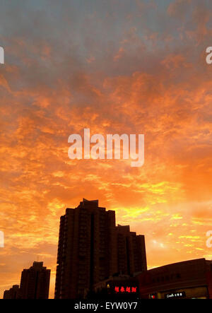 Pechino, Cina. Il 4° agosto 2015. Foto scattata il 3 agosto, 2015 mostra paesaggi di flaming cloud in Pechino, capitale della Cina. Credito: Xinhua/Alamy Live News Foto Stock