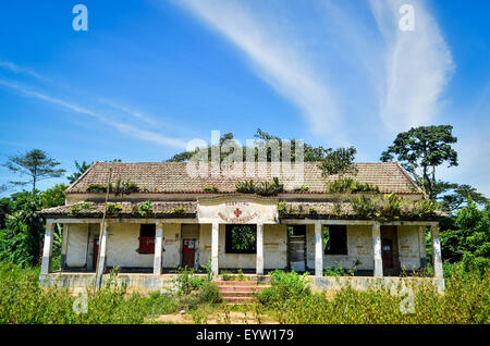 Le rovine di un ospedale / centro salute nelle zone rurali Angola (Monserrate, Cuanza Norte) Foto Stock