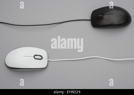 Il bianco e il nero mouse con cavi su sfondo grigio Foto Stock