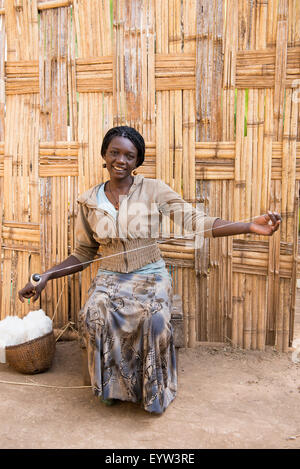 La donna la filatura della lana, Dorze, Etiopia Foto Stock