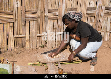 Donna preparazione Kocho (pane azzimo) realizzato dal falso albero di banana, Dorze, Etiopia Foto Stock