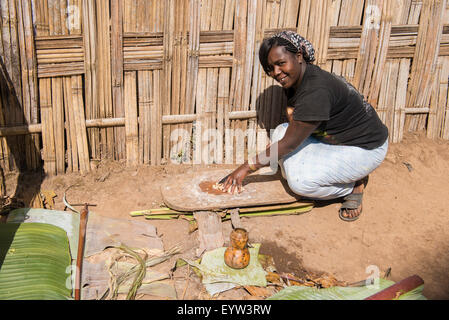 Donna preparazione Kocho (pane azzimo) realizzato dal falso albero di banana, Dorze, Etiopia Foto Stock