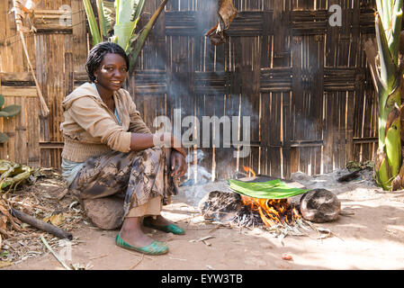 Donna preparazione Kocho (pane azzimo) realizzato dal falso albero di banana, Dorze, Etiopia Foto Stock