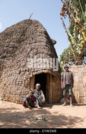 Famiglia al di fuori di un tradizionale rifugio Dorze, Dorze, Etiopia Foto Stock