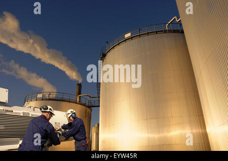 Olio gigante e lo stoccaggio di carburante con i lavoratori Foto Stock