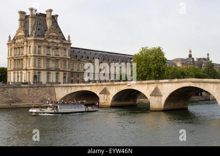 Vista dal Quai Anatole France, guardando verso la Porte Des Lions ingresso del Musée du Louvre. Foto Stock