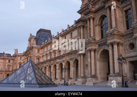 Pavillon Denon e piccola piramide del Louvre Palace (Palais du Louvre) al tramonto. Foto Stock