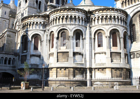 Vista ravvicinata della parte posteriore della Basilica del Sacré-Coeur, come si vede dalla Rue de la Bonne a Parigi, Francia. Foto Stock