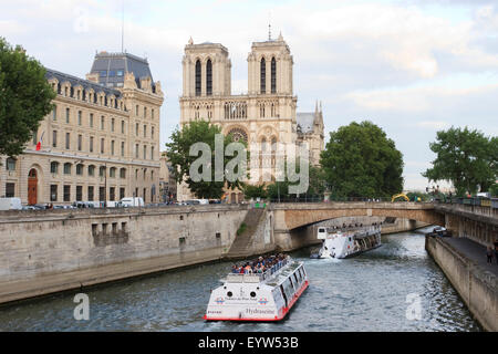 La vista da Pont Saint-Michel cercando lungo la Senna verso la cattedrale di Notre Dame de Paris. Foto Stock