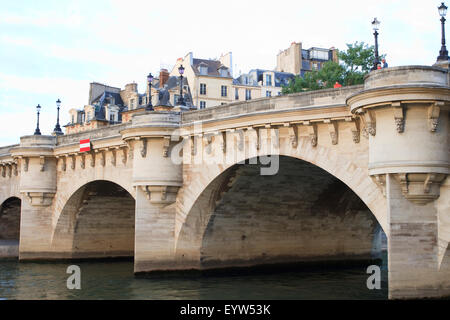 Pont Neuf, il più antico ponte che attraversa il fiume Senna a Parigi, Francia. Foto Stock