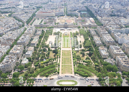 Vista verso sud-est dalla cima della Torre Eiffel, giù il Champ de Mars con École Militaire in background. Foto Stock