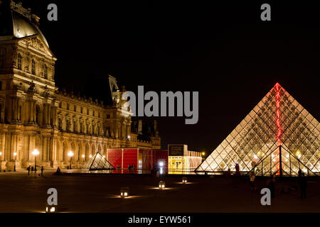 Pavillon Denon del Palazzo del Louvre (Palais du Louvre e la Piramide del Louvre (Pyramide du Louvre). Foto Stock