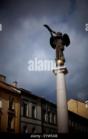 L'Angelo di Uzupis statua dello scultore, Romas Vilciauskas, nel quartiere di Uzupis, nella città vecchia di Vilnius, capitale della Lituania Foto Stock