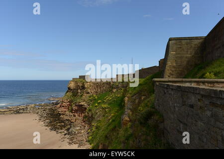 Tynemouth, Northumberland, Regno Unito, faro, pier, priorato di Tynemouth e castello Foto Stock