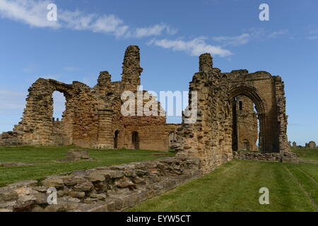 Tynemouth, Northumberland, Regno Unito, faro, pier, priorato di Tynemouth e castello Foto Stock