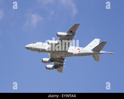 Un giapponese Kawasaki P-1 quattro-jet Pattuglia Marittima aeromobili battenti al 2015 Royal International Air Tattoo Foto Stock