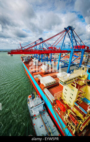 Contenitore grande porto e la nave venga caricato, veduta aerea porta di grandi dimensioni Foto Stock